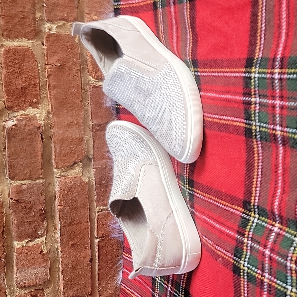 Tamaris Womens Beeded Slip-on Sneakers Shoes, size 40EU / 8.5 US